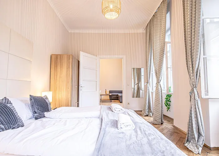 Spacious 2br With Living In Vienna