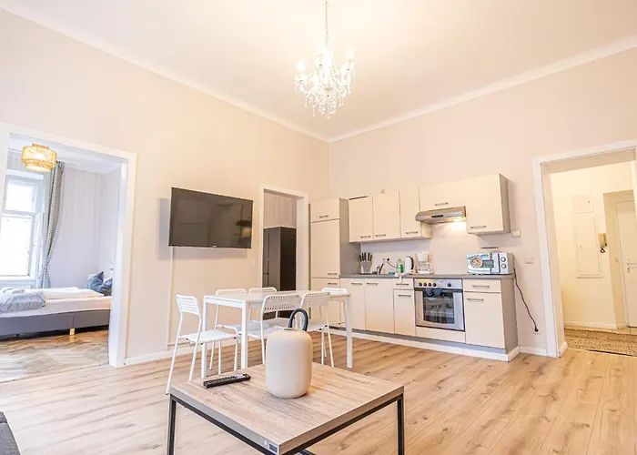 Spacious 2br With Living In Apartment *