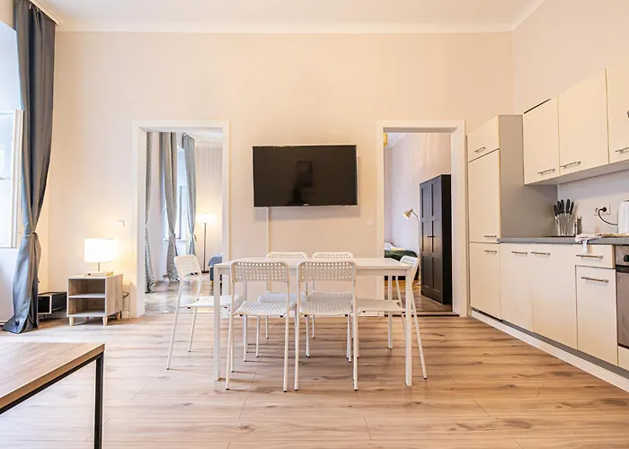 Spacious 2br With Living In