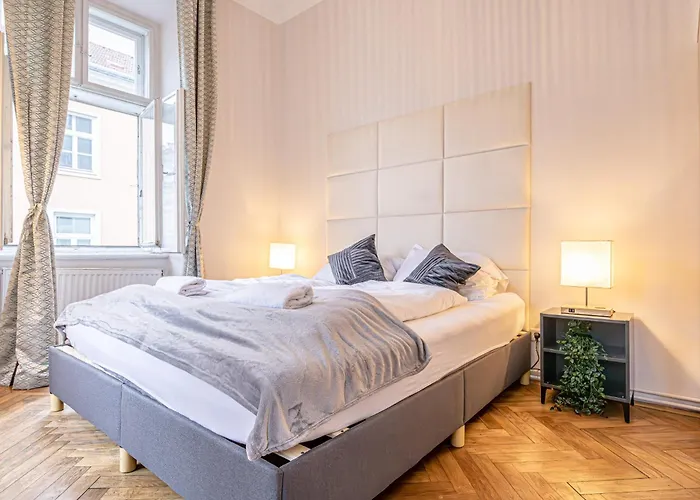 Apartment Spacious 2br With Living In *