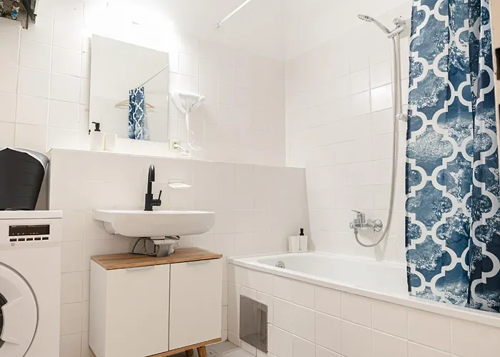 Spacious 2br With Living In *